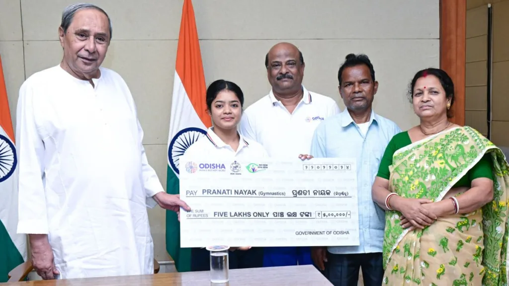 Bhubaneswar:  Chief Minister Shri Naveen Patnaik felicitated on Thursday two exceptional female athletes from Odisha