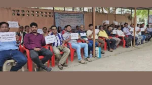 Veterinary Doctors threaten to continue strike till fulfillment of demands