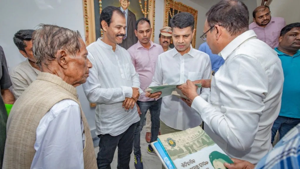 He personally handed out Nua-O Scholarship Sanction Orders to the students and conveyed Chief Minister Naveen Patnaik's best wishes for their future, emphasizing that this initiative aligns with the vision of Nua Odisha.