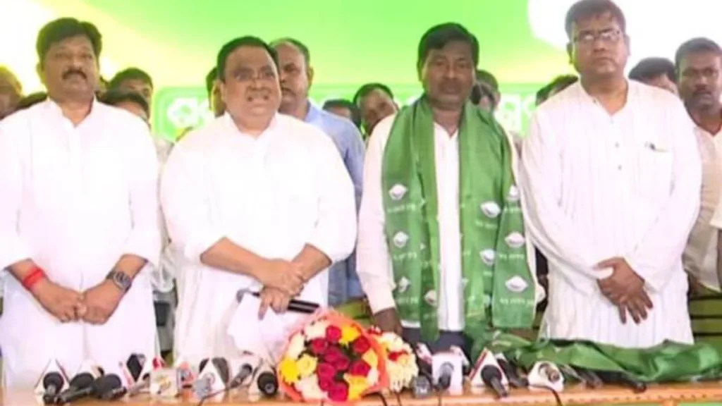 Ex-Minister Ganeswar Behera, Lekhasri Samantsinghar join BJD 